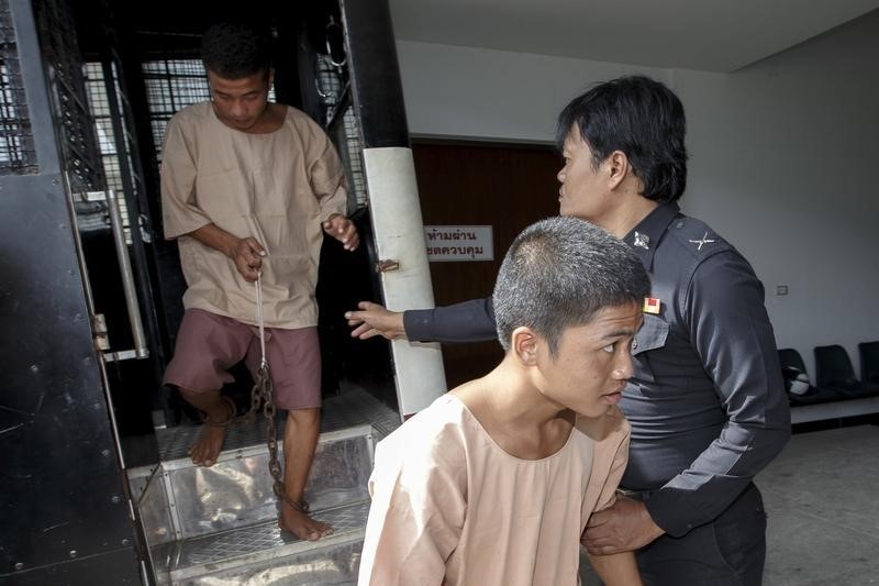 © Reuters. Myanmar migrant workers Zaw Lin and Win Zaw Htun arrive at the Koh Samui Provincial Court, in Koh Samui