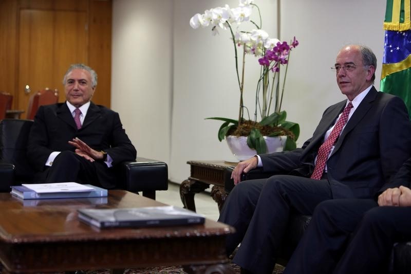 © Reuters. Pedro Parente (R), newly named chief executive of Brazil's state-run oil company Petroleo Brasileiro SA looks on during a meeting with Brazil's interim President Michel Temer at the Planalto Palace in Brasilia
