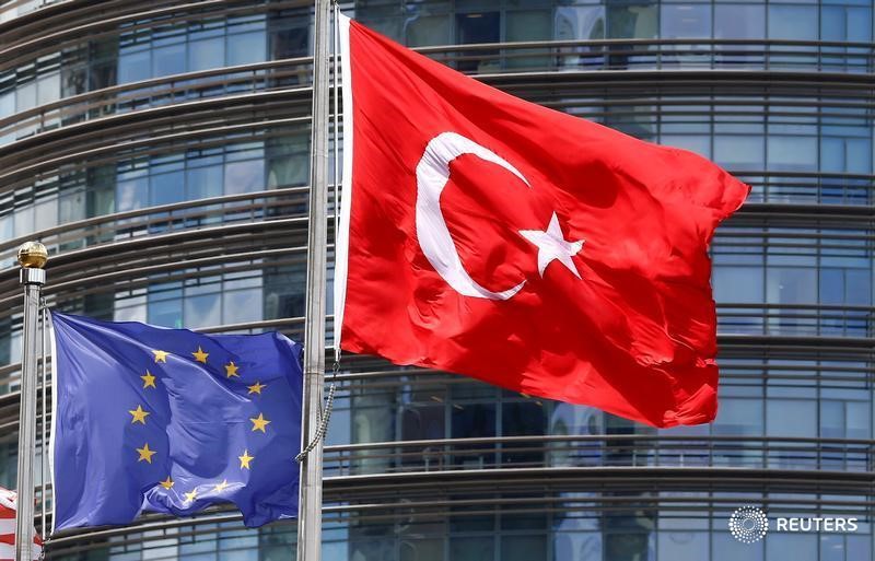 © Reuters. European Union and Turkish flags fly outside a hotel in Istanbul