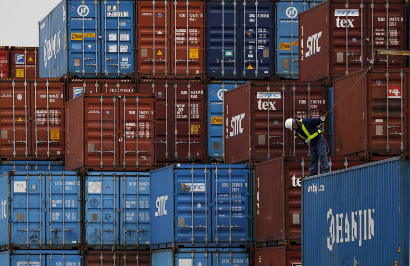 © Reuters. LES EXPORTATIONS JAPONAISES EN RECUL DE 10% EN AVRIL