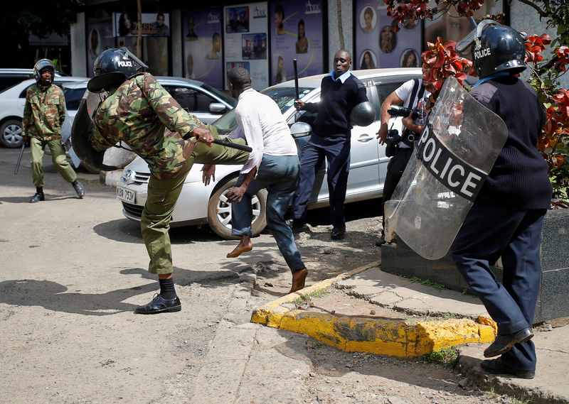 © Reuters. الشرطة الكينية تفرق محتجين في مدينة مومباسا الساحلية