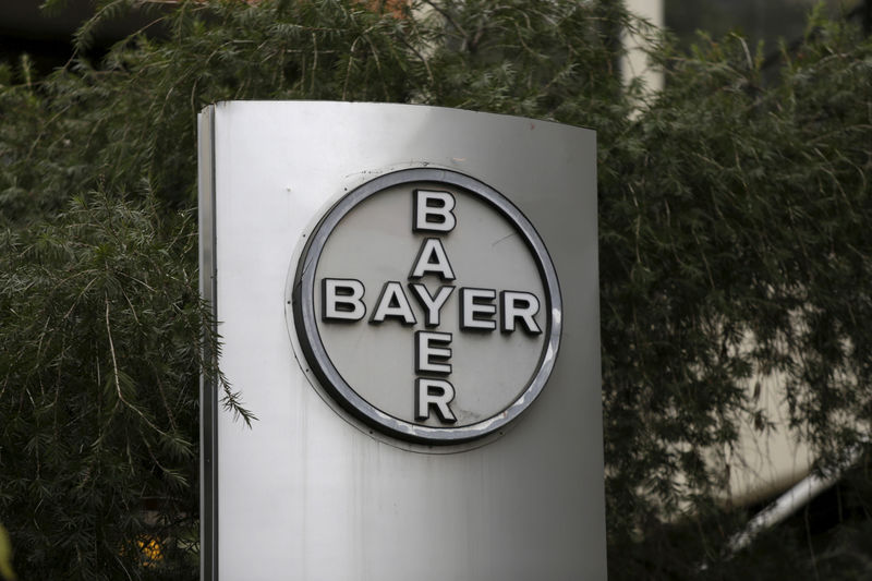 © Reuters. Las bolsas europeas bajan arrastradas por los valores de materias primas y Bayer