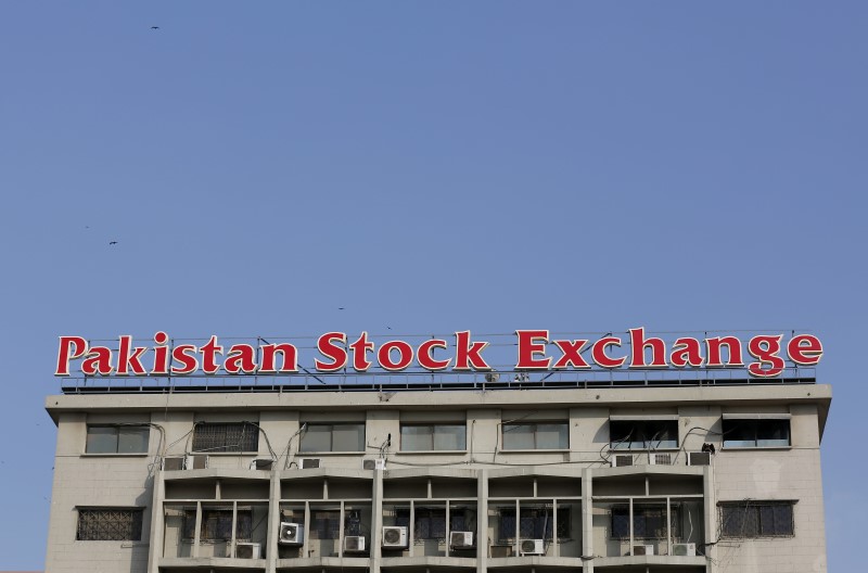 © Reuters. A sign of the Pakistan Stock Exchange is seen on its building in Karachi