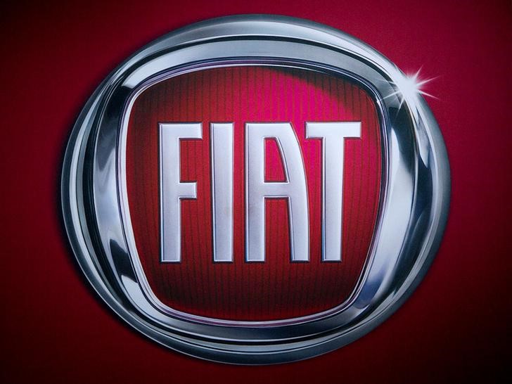 © Reuters. A Fiat logo is pictured at the Jacob Javits Convention Center during the New York International Auto Show in New York