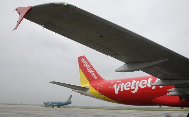 © Reuters. Самолет авиакомпании VietJet  в аэропорту Ханоя
