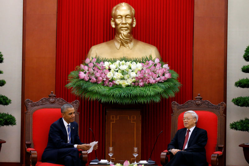 © Reuters. U.S. President Barack Obama attends a bilateral meeting with Vietnam's General Secretary of the Communist Party and National Assembly Chairman Nguyen Phu Trong at Central Office of the Communist Party of Vietnam in Hanoi
