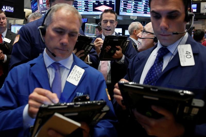 © Reuters. Traders work on the floor of the NYSE 