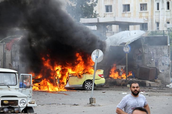 © Reuters. Carro em chamas após explosão em Tartous, em fotografia divulgada pela agência de notícias SANA