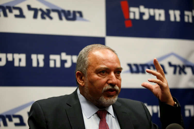 © Reuters. Avigdor Lieberman, head of far-right Yisrael Beitenu party, speaks during his party's meeting in the Knesset, the Israeli parliament, in Jerusalem