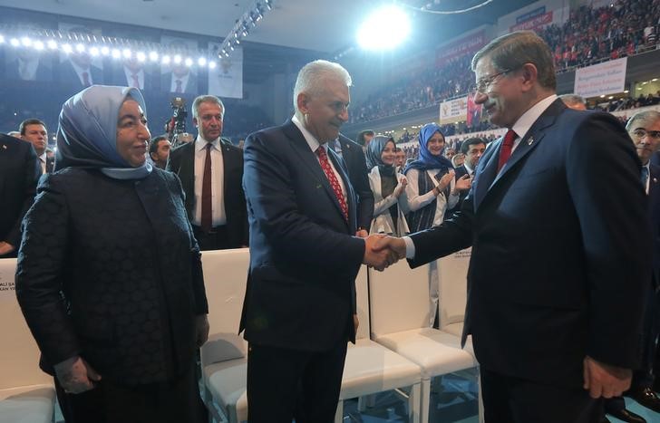 © Reuters. Transportation Minister Yildirim shakes hands with Turkey's outgoing Prime Minister Davutoglu during the AKP extraordinary congress in Ankara