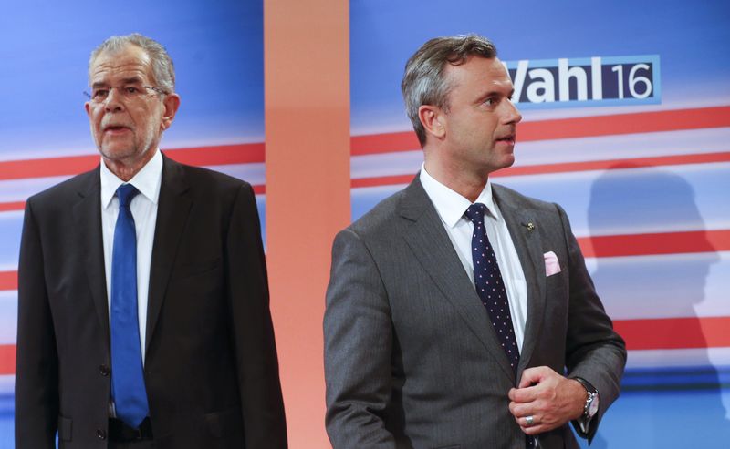 © Reuters. Presidential candidates Hofer and Van der Bellen take part in TV debate after Austrian presidential election in Vienna