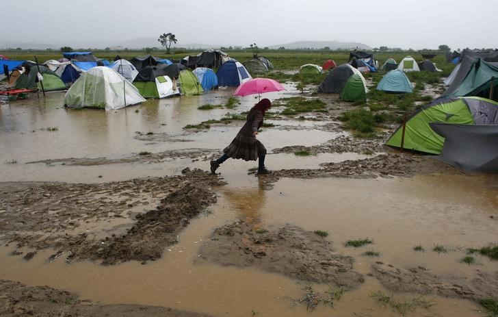 © Reuters. Mulher vista em acampamento improvisado para imigrantes em Idomeni, na Grécia