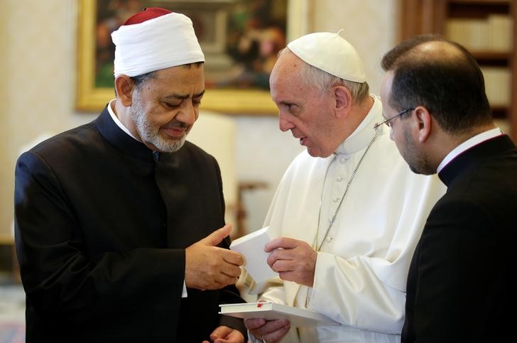 © Reuters. Pope Francis exchanges gifts with Sheikh Ahmed Mohamed el-Tayeb, Egyptian Imam of al-Azhar Mosque, at the Vatican