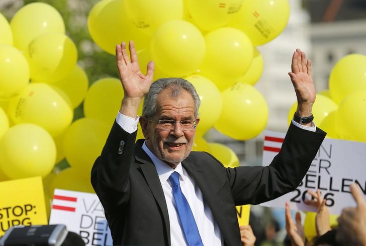 © Reuters. El independiente Van der Bellen gana las presidenciales de Austria, según medios