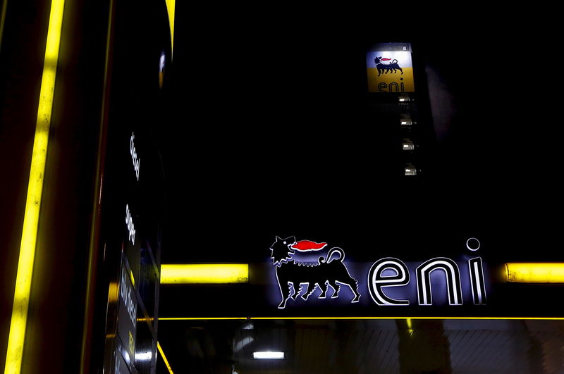 © Reuters. Il logo dell'Eni in una stazione di servizio a Roma