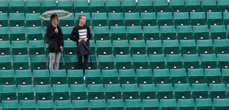 © Reuters. Tennis - French Open - Roland Garros - Paris   People hold umbrellas