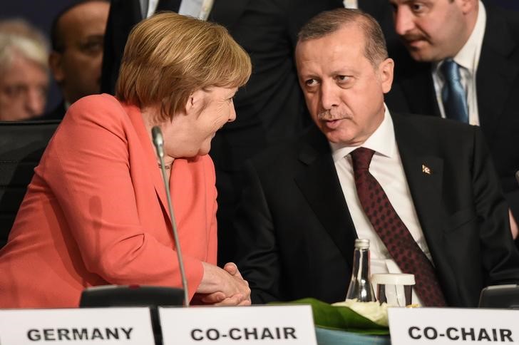 © Reuters. ميركل لإردوغان: تركيا تحتاج برلمانا قويا