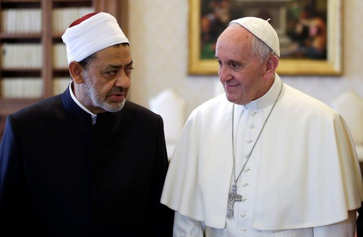 © Reuters. Papa Francisco conversa com clérigo egípcio Ahmed al-Tayeb no Vaticano