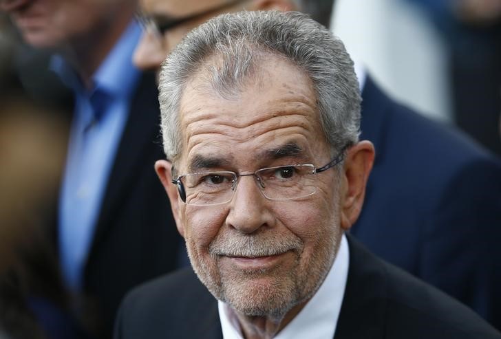 © Reuters. Van der Bellen sorri após vencer eleição presidential na Áustria