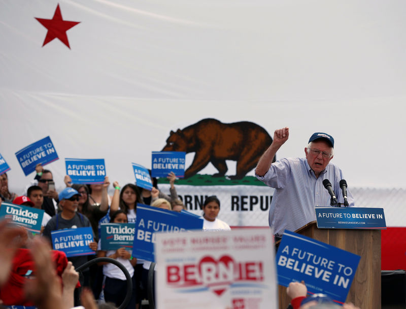 © Reuters. U.S. Democratic presidential candidate Bernie Sanders speaks during a rally in Los Angeles, California