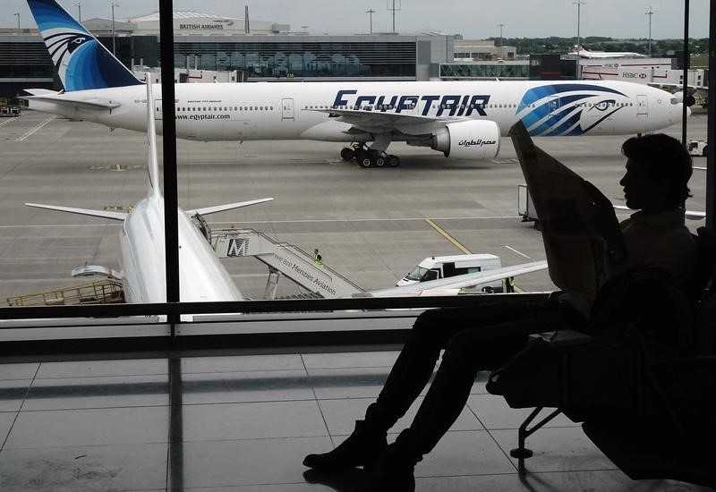 © Reuters. مسؤول: مصر ستحلل الصندوق الأسود للطائرة المنكوبة إذا كان سليما