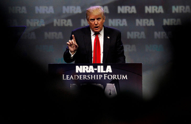 © Reuters. Republican presidential candidate Donald Trump attends the National Rifle Association's NRA-ILA Leadership Forum during their annual meeting in Louisville