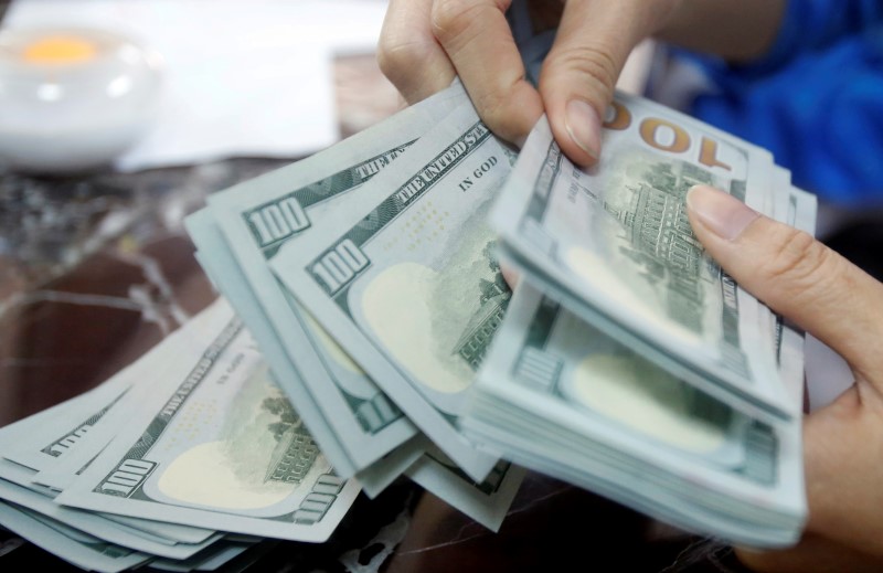 © Reuters. Funcionário de um banco conta notas de dólar em Hanói, Vietnã