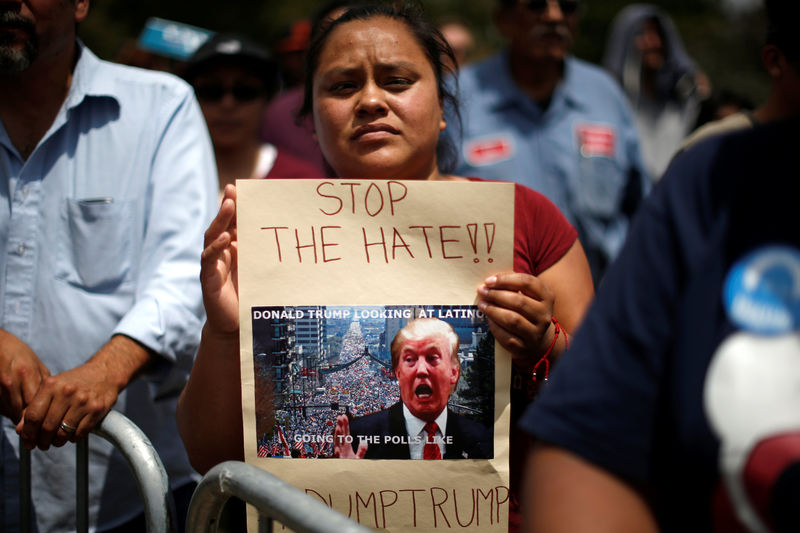 © Reuters. Supporter Maria Antonio waits for U.S. Democratic presidential candidate Bernie Sanders to speak in East Los Angeles
