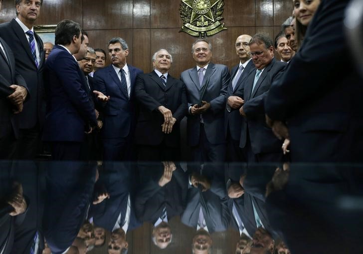 © Reuters. Presidente interino Michel Temer em reunião com o presidente do Senado, Renan Calheiros, para apresentar nova proposta de meta, em Brasília 