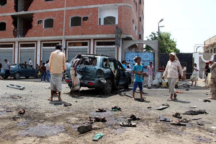 © Reuters. Pessoas observam local de explosão em Áden, no Iêmen 