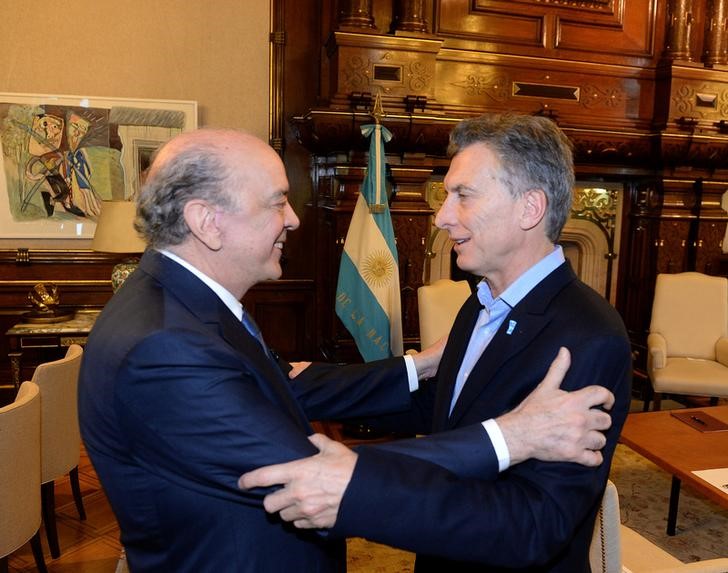 © Reuters. José Serra é recebido por Mauricio Macri em Buenos Aires