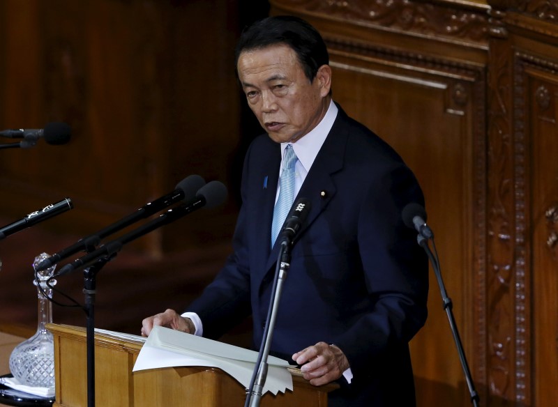 © Reuters. Japan's Finance Minister Aso delivers his policy speech at the lower house of parliament in Tokyo