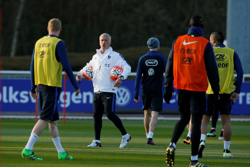 © Reuters. France's national soccer team coach Deschamps conducts a training session at the team training centre of Clairefontaine, near Paris