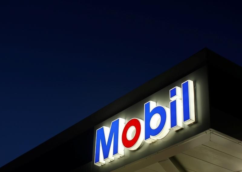 © Reuters. The logo of Down Jones Industrial Average stock market index listed company Exxon Mobil is seen in Encinitas, California 