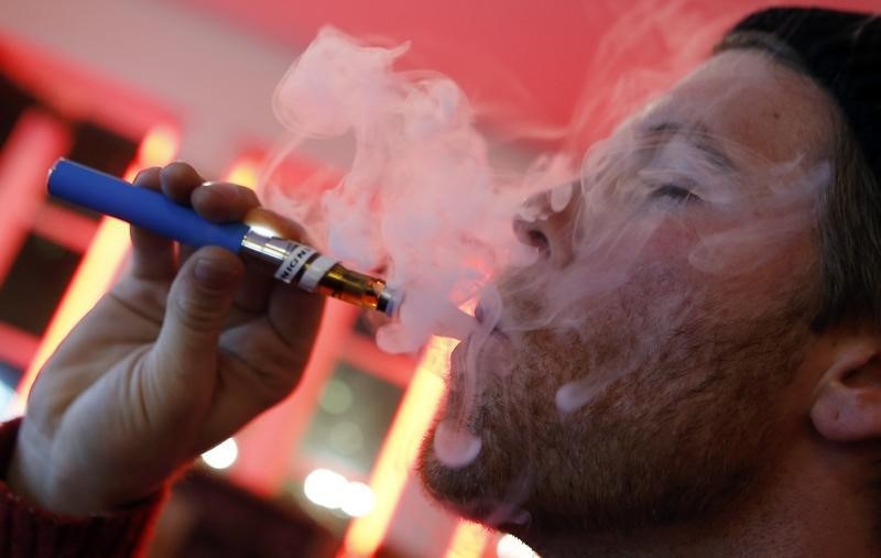 © Reuters. A customer puffs on an e-cigarette at the Henley Vaporium in New York City