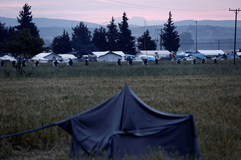 © Reuters. Grecia inicia el desalojo del campo de inmigrantes improvisado en Idomeni