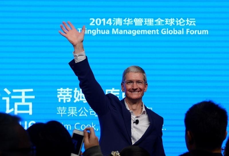 © Reuters. Apple CEO Tim Cook waves as he attends a talk in Beijing