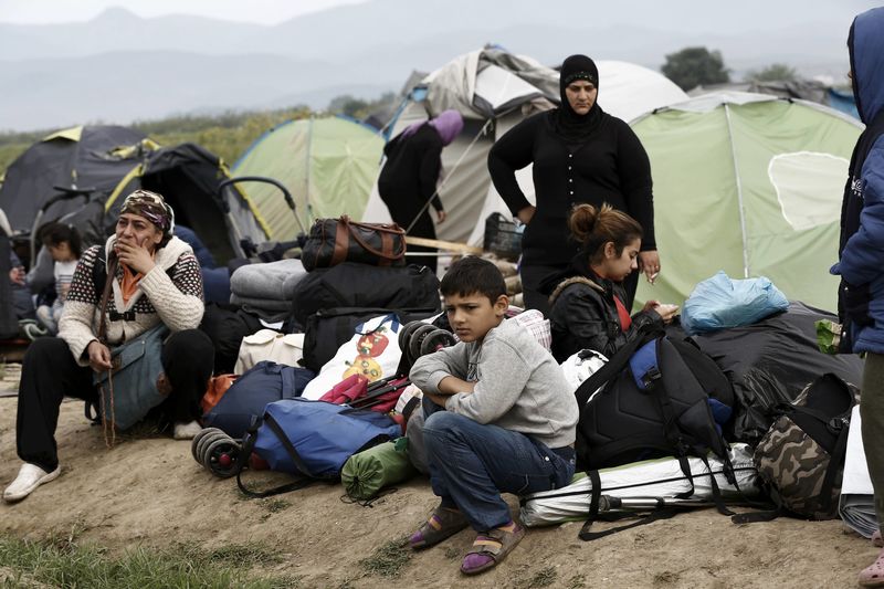 © Reuters. Police operation to evacuate a makeshift camp for refugees and migrants near the village of Idomeni