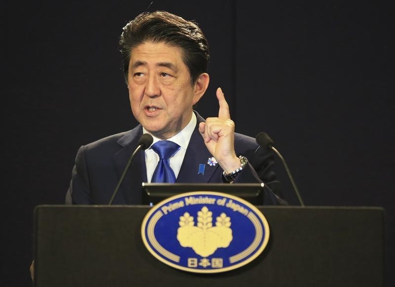 © Reuters. Japan's Prime Minister Shinzo Abe delivers his address during a news conference in London