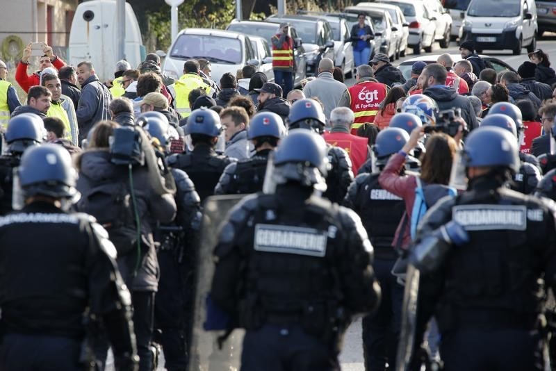 © Reuters. الشرطة الفرنسية تنهي اعتصاما حول مصفاة نفطية في مرسيليا