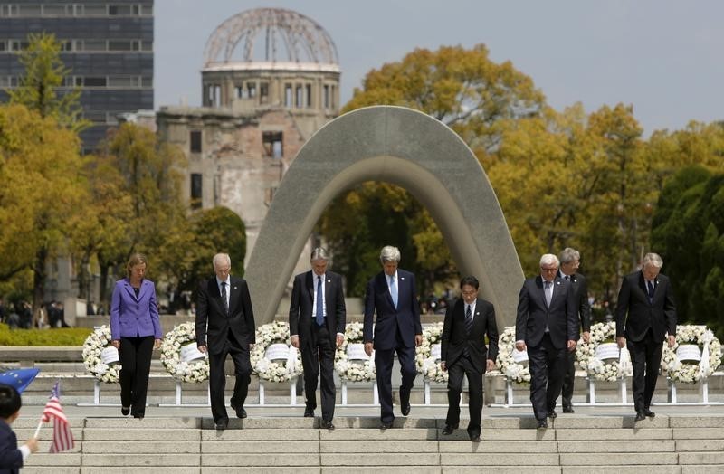 © Reuters. G7 foreign ministers walk together after placing wreaths at the cenotaph at Hiroshima Peace Memorial Park and Museum in Hiroshima, Japan