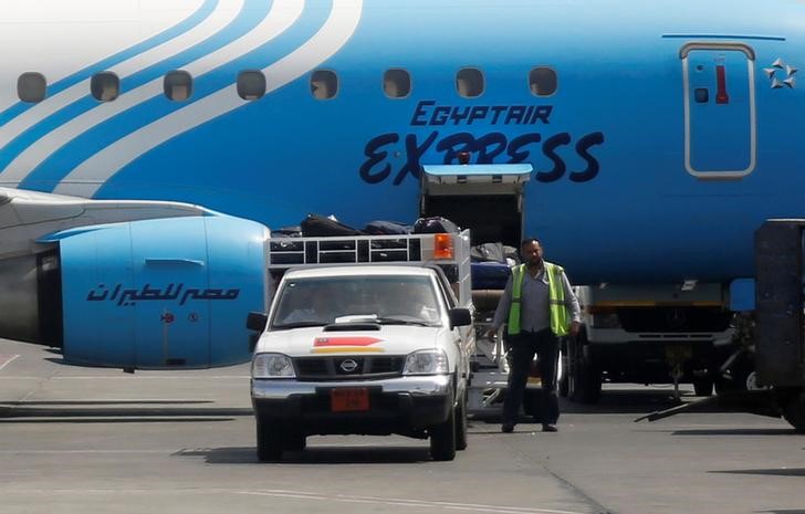 © Reuters. Restos recuperados de avión de EgyptAir sugieren explosión a bordo