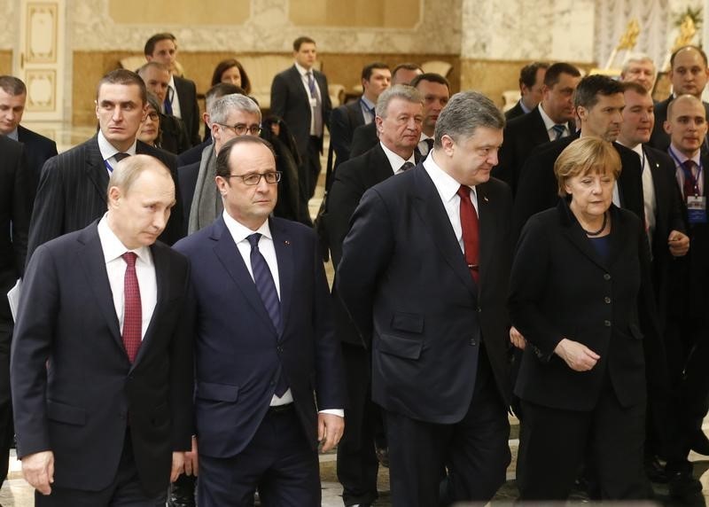 © Reuters. Russia's President Putin, Ukraine's President Poroshenko, Germany's Chancellor Merkel and France's President Hollande walk during peace talks in Minsk