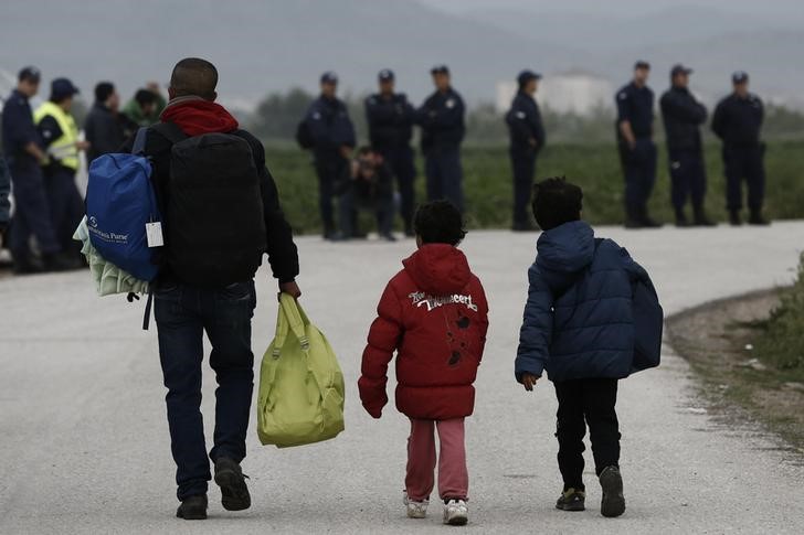 © Reuters. اليونان تبدأ إخلاء مخيم لاجئين مؤقت عند حدودها مع مقدونيا