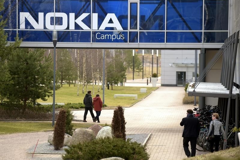 © Reuters. Nokia potrebbe tagliare tra 10.000 e 15.000 posti nel mondo, dice sindacato