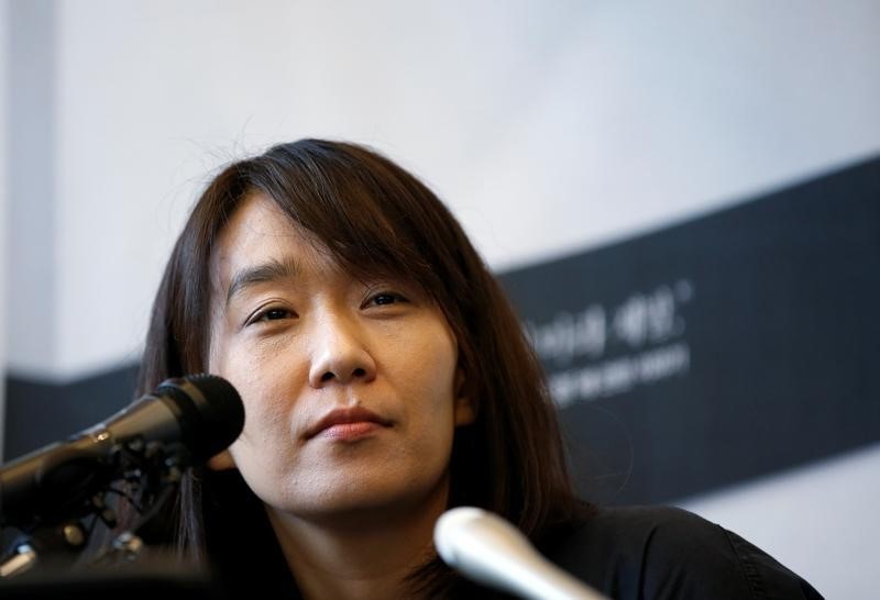 © Reuters. الكورية الجنوبية الفائزة بجائزة بوكر الدولية تحث الكوريين على القراءة