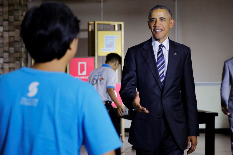 © Reuters. Presidente dos EUA, Barack Obama, conversando com funcionário durante visita à cidade de Ho Chi Minh, no Vietnã