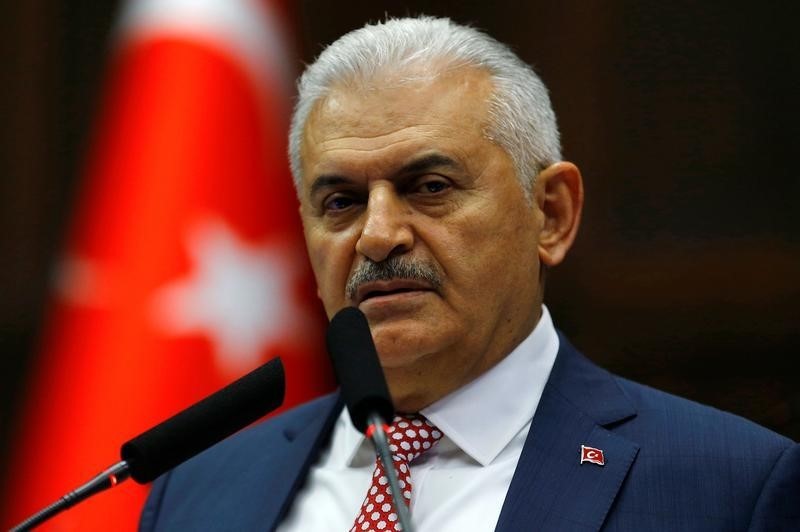 © Reuters. رئيس الوزراء التركي يرفض تلميح بتدخل إردوغان في شؤون الحكومة