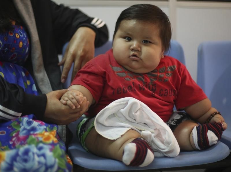 © Reuters. ارتباط تناول الحوامل مشروبات محلاة بمواد صناعية بزيادة وزن أطفالهن
