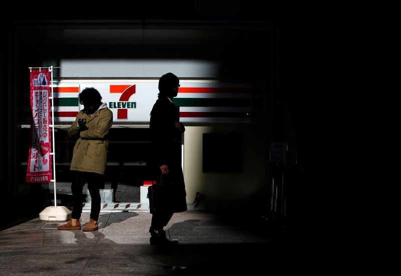 © Reuters. People stand outside 7-Eleven convenience store outside headquarters of Seven & I Holdings in Tokyo